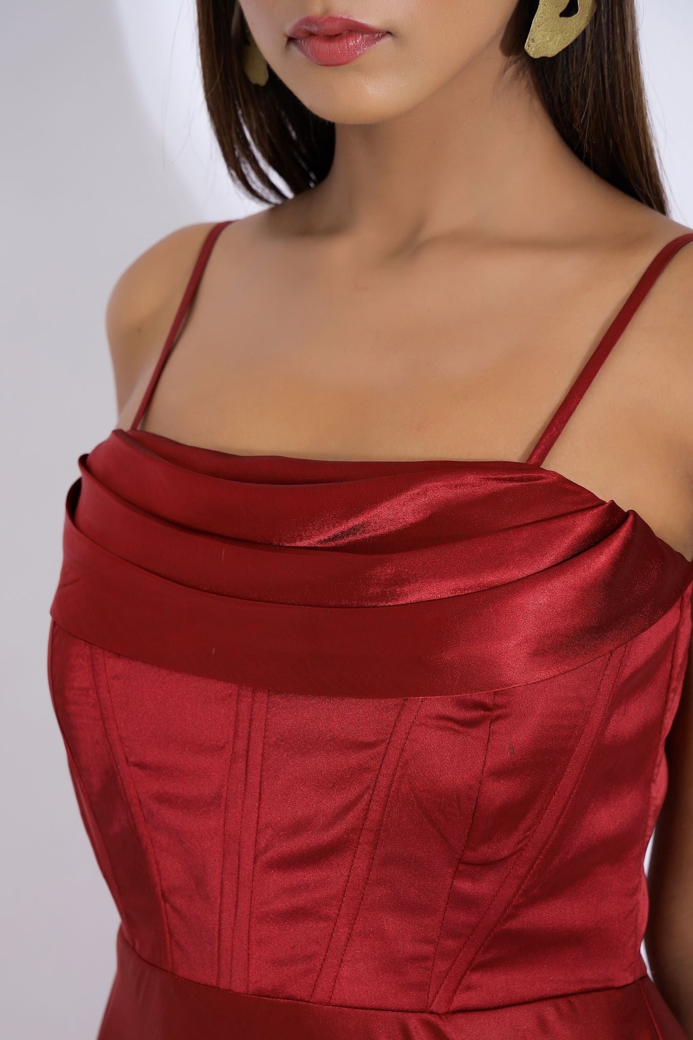 backless dress in red color